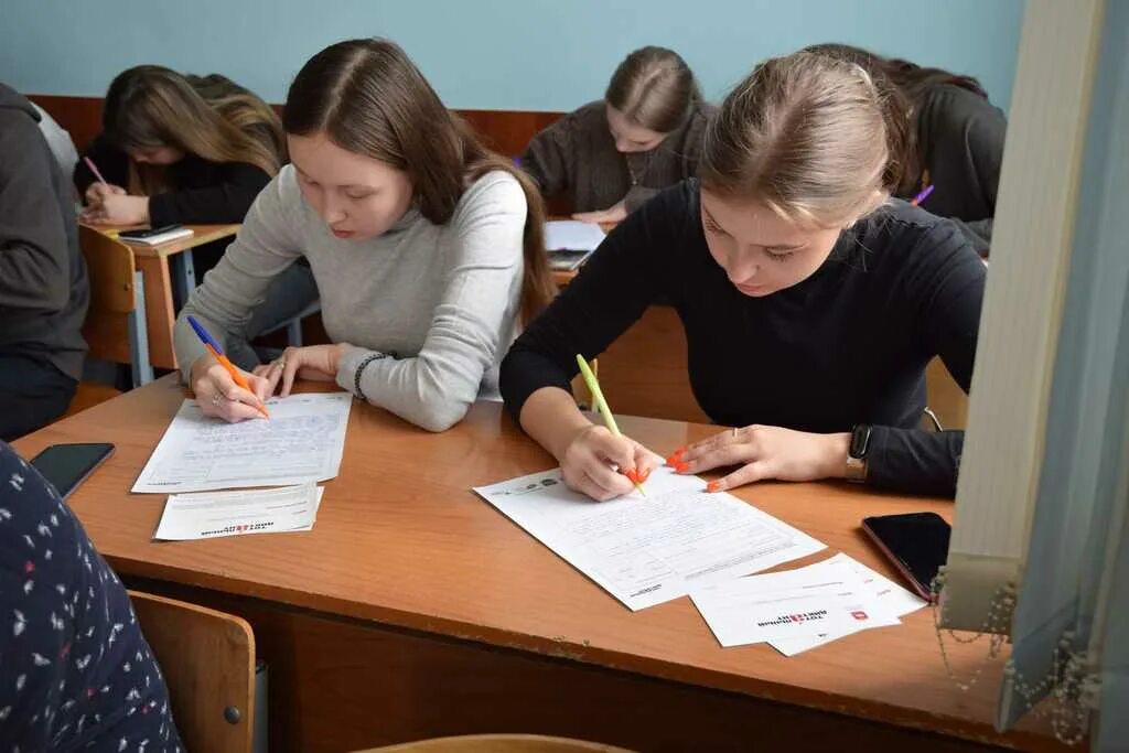 Тотальный диктант картинки. Первый тотальный диктант. Иностранные студенты. Тотальный диктант логотип. Фото акция преодоление 2023 года для школьников.
