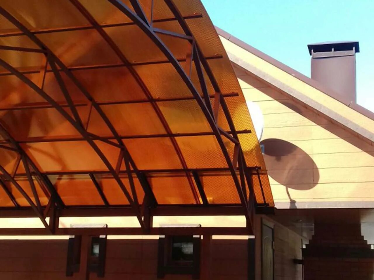 Крыша из поликарбоната для веранды. Профилированный поликарбонат мп-20. Профилированный монолитный шифер ондекс. Маркиза омега пергола. Террасаса с крыше из поликарбоната.