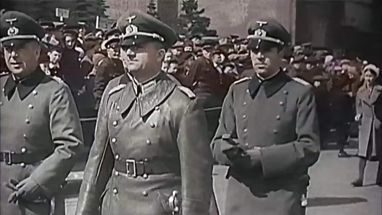 Плохой парад. Немцы на параде в Москве 1941. 1 Мая 1941 года нацисты на параде в Москве. Немецкие офицеры на параде в Москве 1 мая 1941 года. Парад вермахта на красной площади.