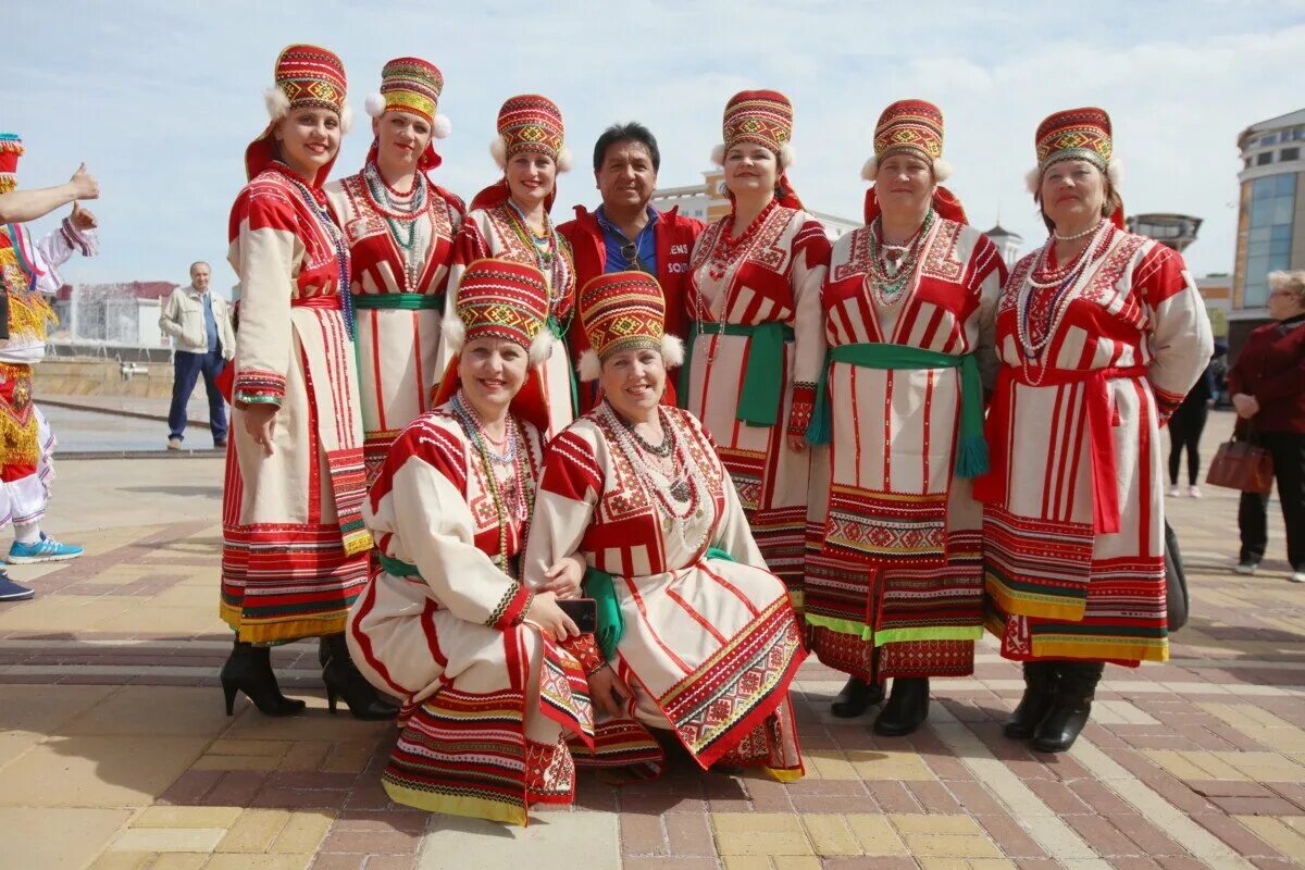 Традиционный костюм мордовского народа. Традиционные костюмы народов Поволжья Мордовский. Мордва Саранск. Мордовский национальный костюм мокшанка. Марийцы чуваши Мордовы.