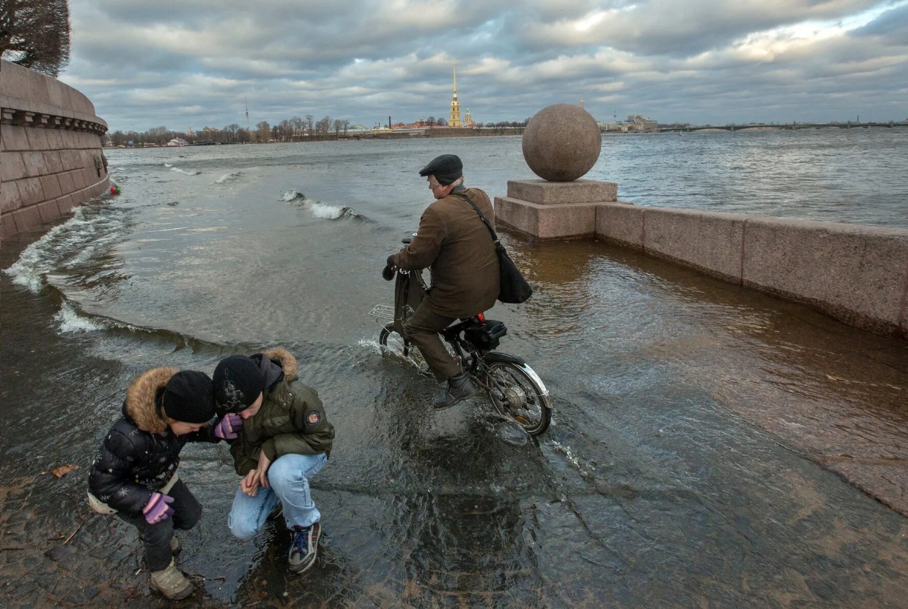 Нет воды спб сегодня. Стрелка Васильевского острова наводнение. Наводнение в Санкт-Петербурге 2021. Наводнение 1999 года в Петербурге. Наводнение в Питере 1824.