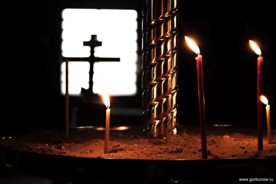 горящая свеча в церкви. свечи горят в храме. свечка церковная горит. церковная свеча и крест. церковная свеча на черном фоне.