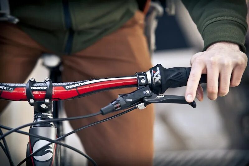 Как называются ручки на велосипеде. SRAM avid Shifter. Велосипед с тормозами на руле. Регулировка тормозной ручки на велосипеде. Расположение тормозов на велосипеде.