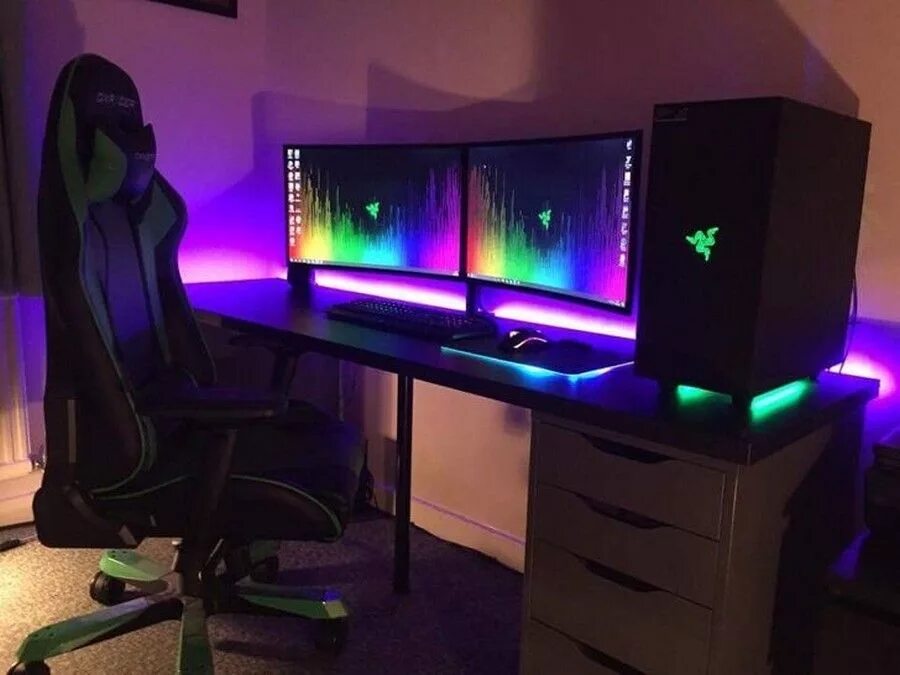 Тоже компьютер. Игровой стол с подсветкой. Компьютерный стол с подсветкой. Игровое место с подсветкой. Геймерские столы с подсветкой.