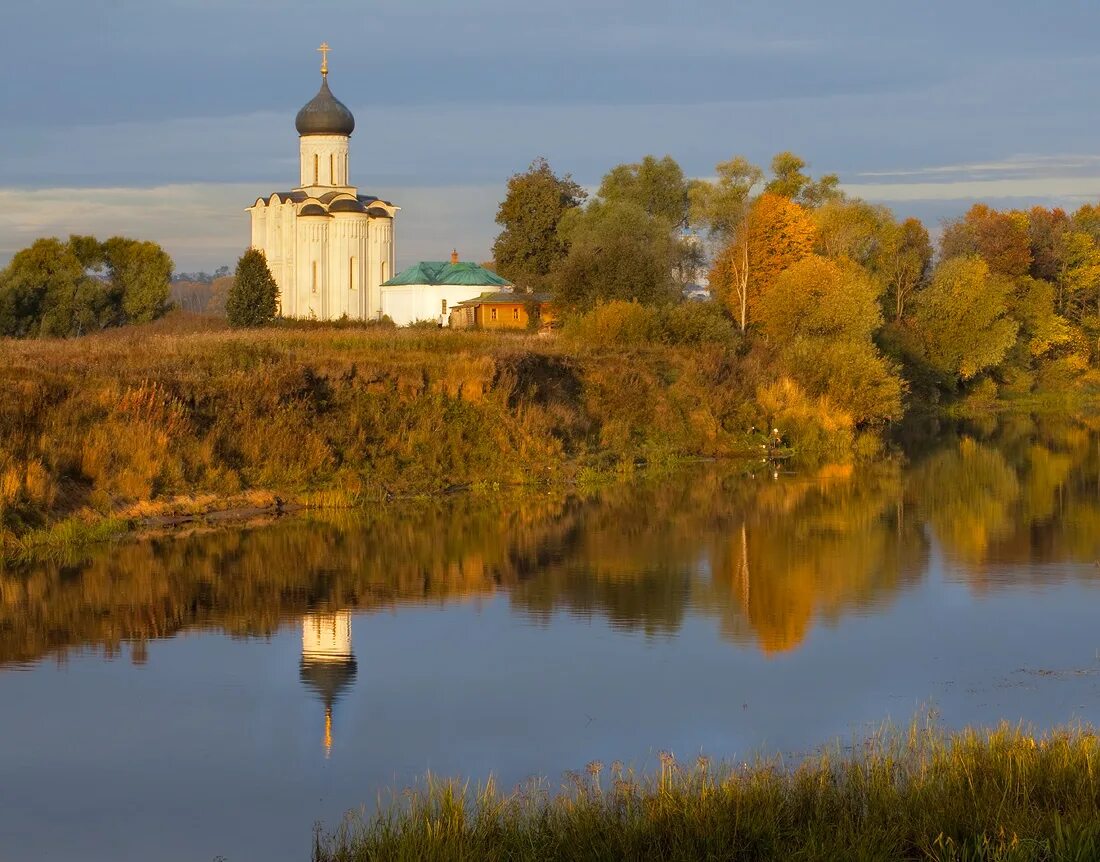 Осень звон. Покрова на Нерли осенью. Храм Покрова на Нерли осень. Храм Покрова на Нерли осенью. Покров на Нерли Золотая осень.