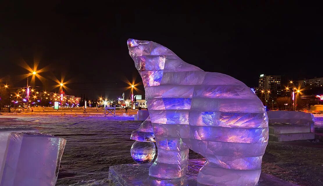 Ледяные фигуры. Ледяные скульптуры в перми. пермь эспланада ледовые фигуры. ледовые скульптуры пермь 2025. ледовый городок пермь набережная.