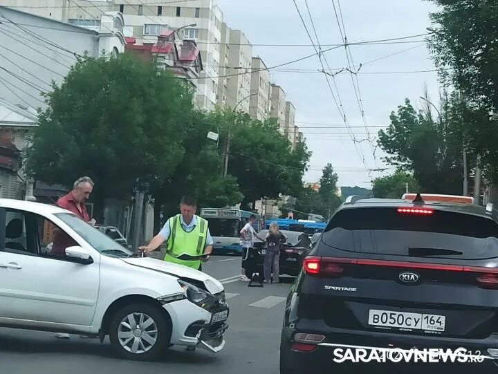 Авария сегодня в железноводске на чапаева. Авария на Чапаева Кировской. ДТП Саратов сегодня Кировский район. Авария на Чапаева Саратов сегодня.