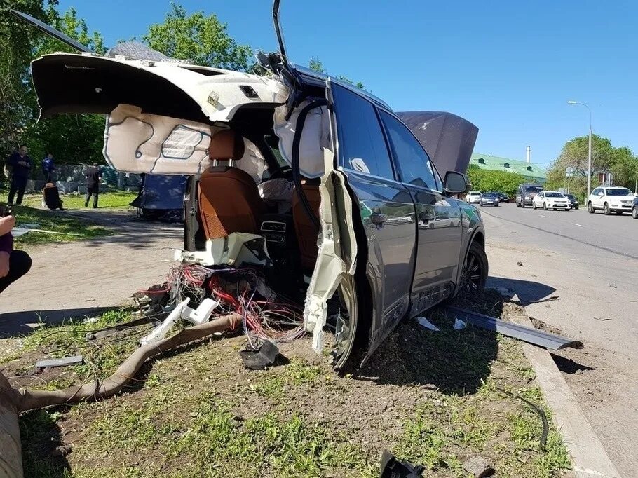 Разрыв столба. Ауди q7 разорвало пополам.