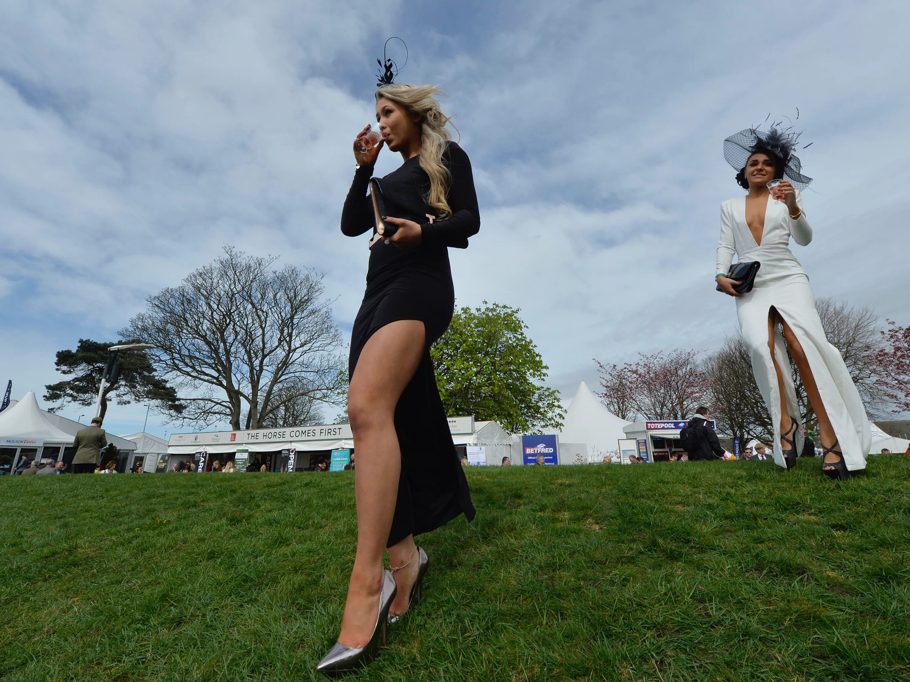 Леди без всего. Чопорность в одежде. Леди гага фото в купальнике. Леди гага фото 2022. Английская леди без белья.