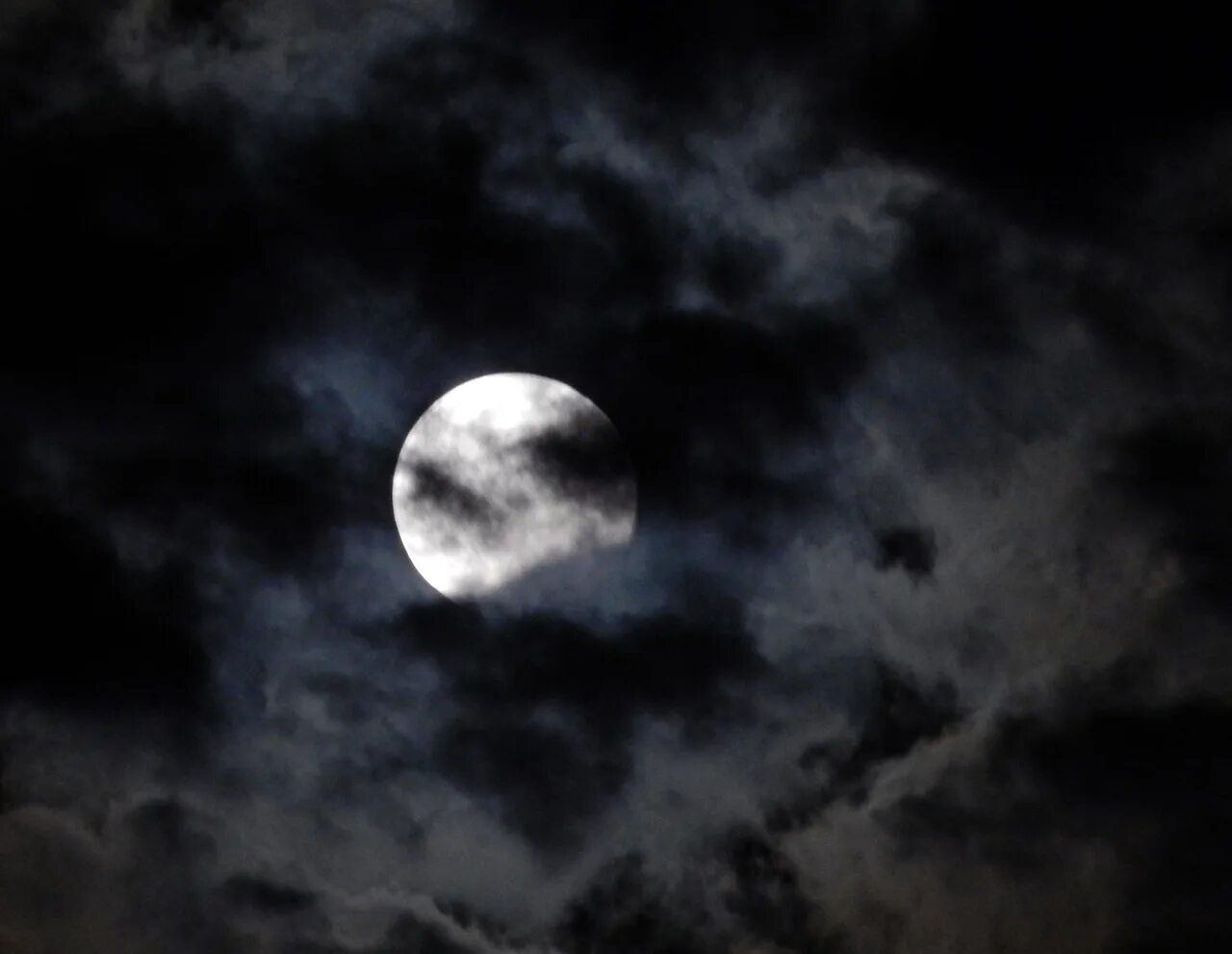 Clouded moon. Луна за тучами. Луна на небе. Лунное небо. Луна в облаках.