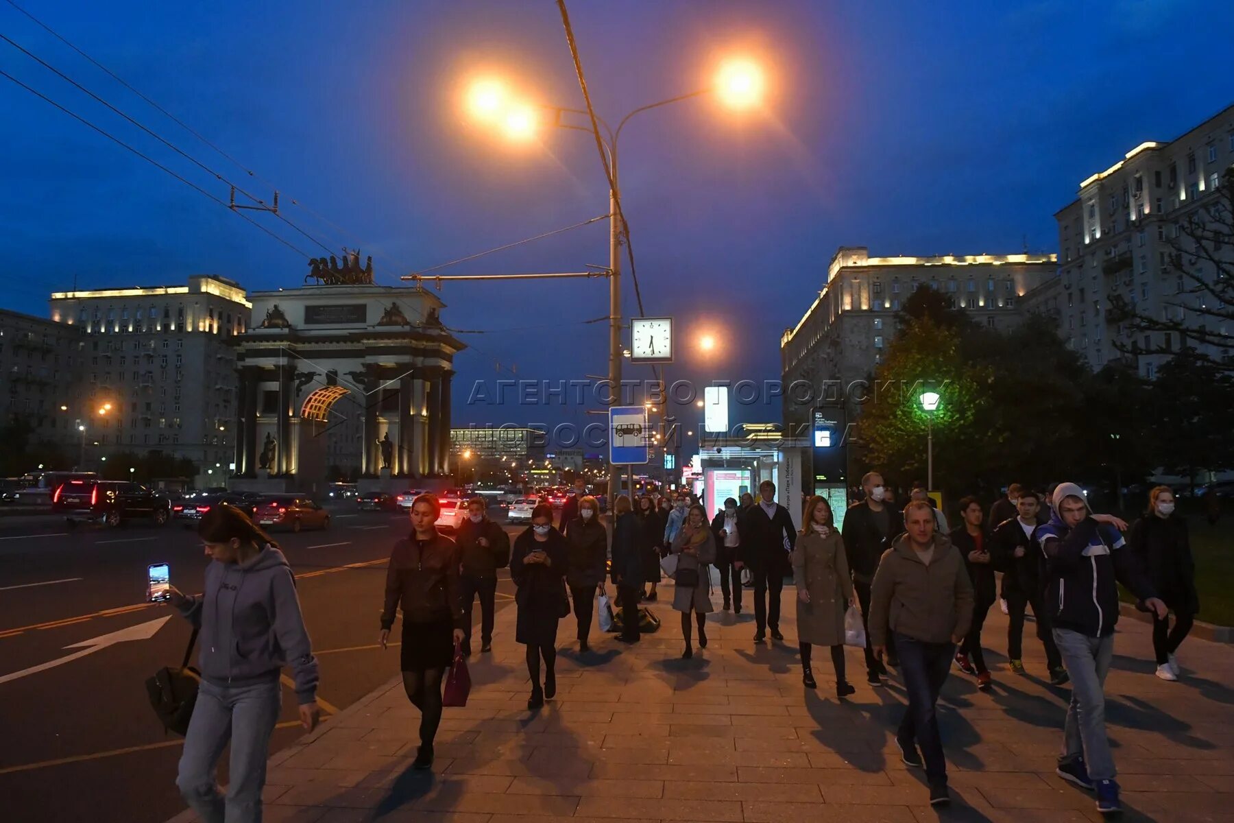 Москва вечером люди. Ночная улица Москва проспект. Вечерняя Москва Вечерний выпуск. Демонстрация вечером в Москве. Что было вчера вечером в москве