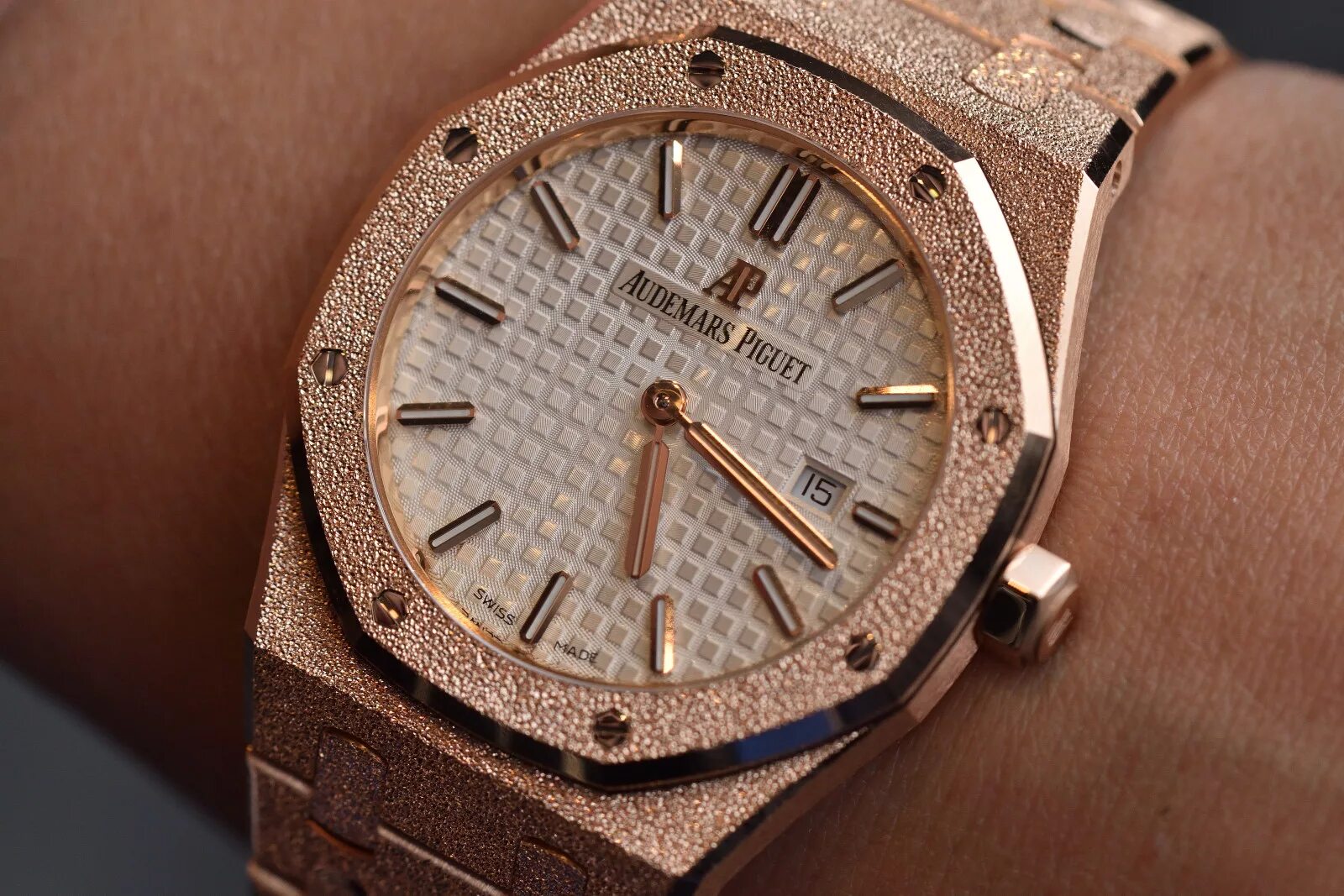 Audemars Piguet Royal Oak Frosted Gold. Audemars Piguet Gold. Audemars Piguet Frosted Gold. Audemars Piguet Royal Oak золотые.