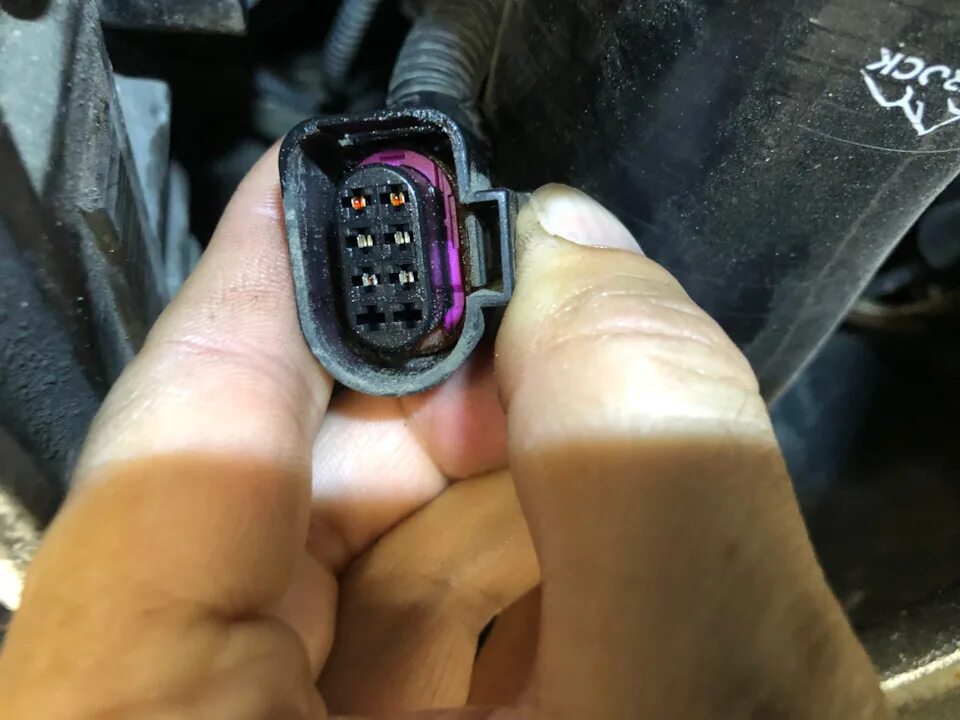 Фишка генератора фольксваген поло седан. Поло седан фишка н4. Колодка разъёмов поло седан 2016. Фишки поло. Фишки поло.