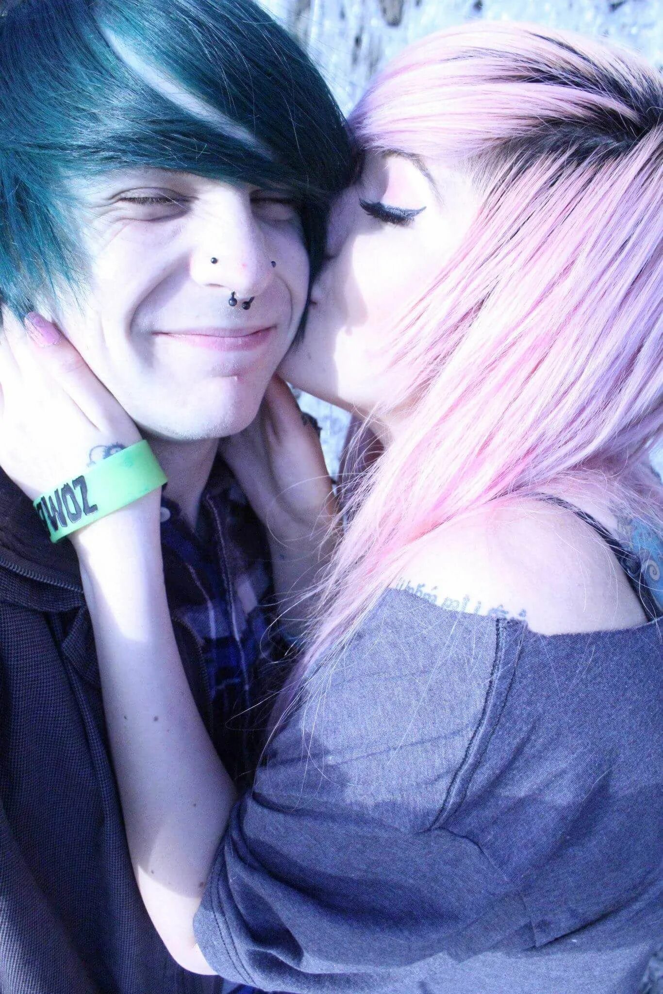 Джош бальц гот эмо бой. Эмо бои поцелуй. Эмо пары. Два парня эмо. Эмочка alex dorame.