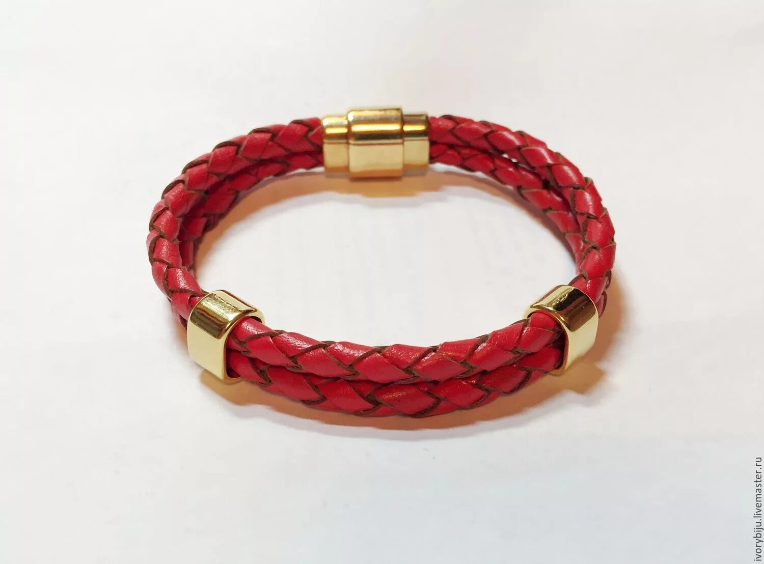 Красный кожаный браслет. Браслет из кожи женский красный. Красный кожаный браслет мужской. Красный кожаный браслет. Красный кожаный браслет.