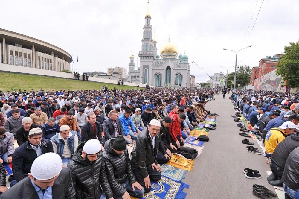 Ураза в москве. Ураза байрам мечеть Башкирия. Уразан байран в России. С праздником мусульман Ураза байрам.