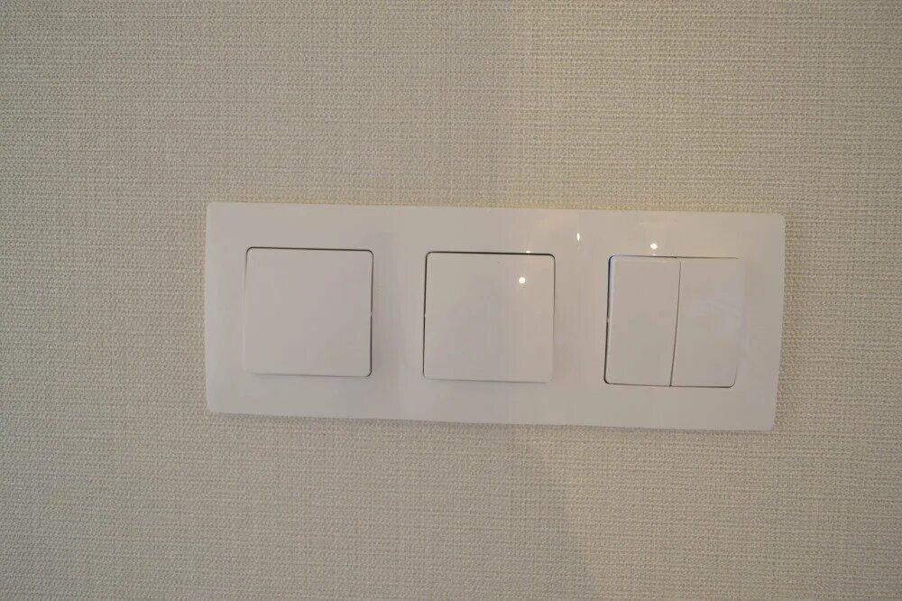 Выключатель. Два выключателя рядом. Розетка и выключатель двухклавишный в одной рамке. Регулятор теплого пола и выключатель. Выключатель блок пятиклавишный.