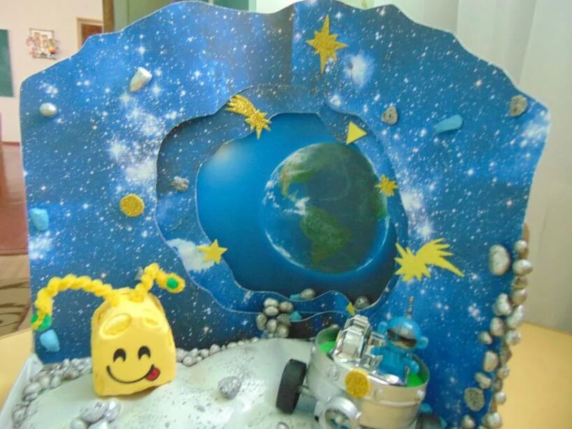 Фотозоны на день космонавтики в детском саду. Украшение группы ко Дню космонавтики. Планеты поделка в детский сад. Фотозона ко Дню космонавтики в ДОУ.
