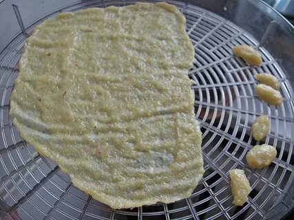 Пастила в сушилке на пергаменте