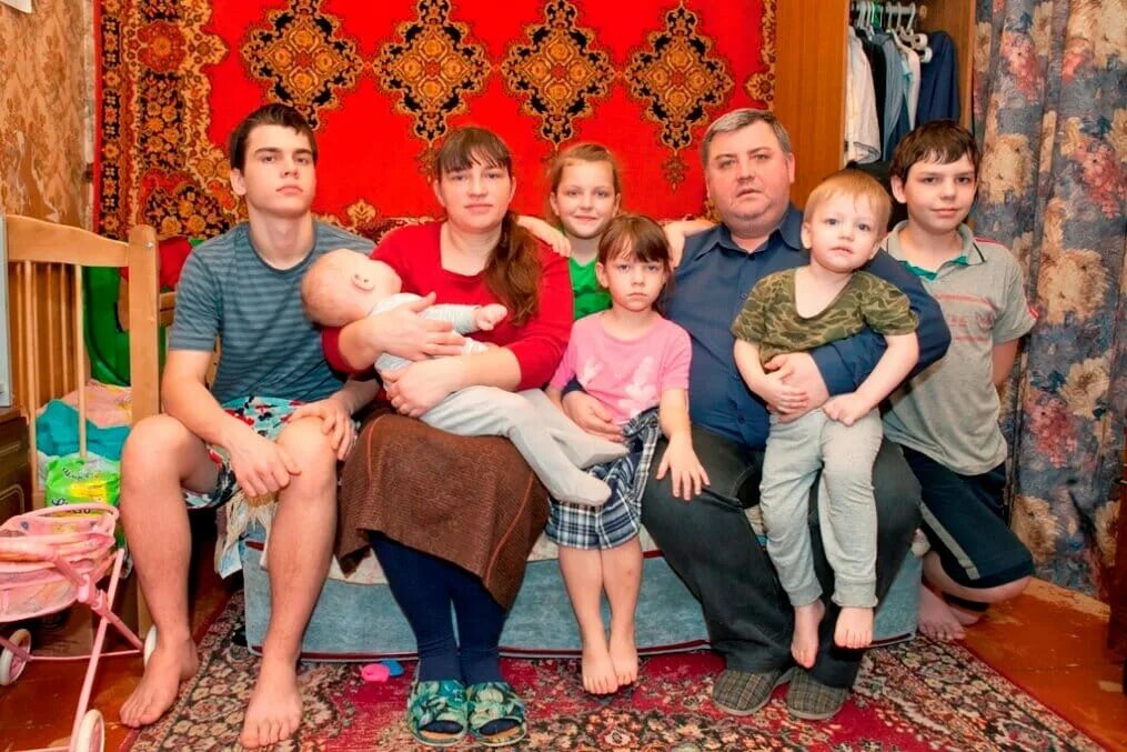 Почему русские родители. Многодетная семья. Многодетная семья в России. Русские многодетные семьи. Малообеспеченная семья.