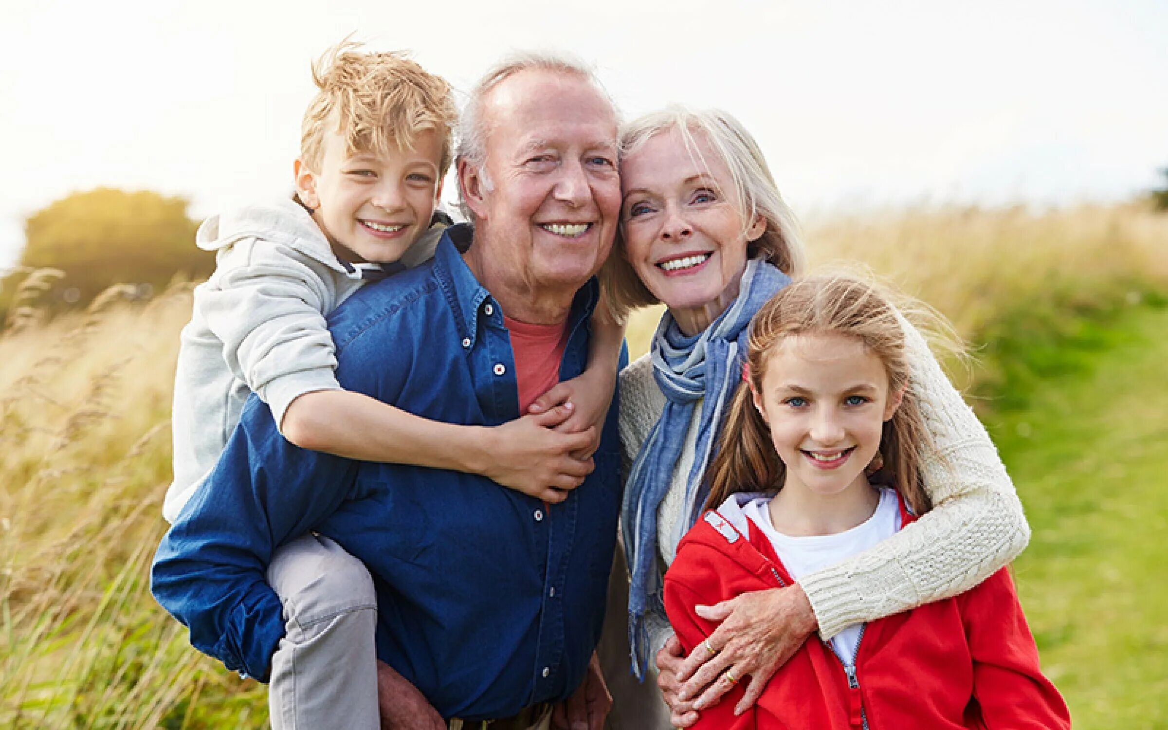 Do your grandparents. Бабушка и дедушка. Бабушка дедушка и внуки. Пенсионеры с внуками. Пожилые люди и дети.