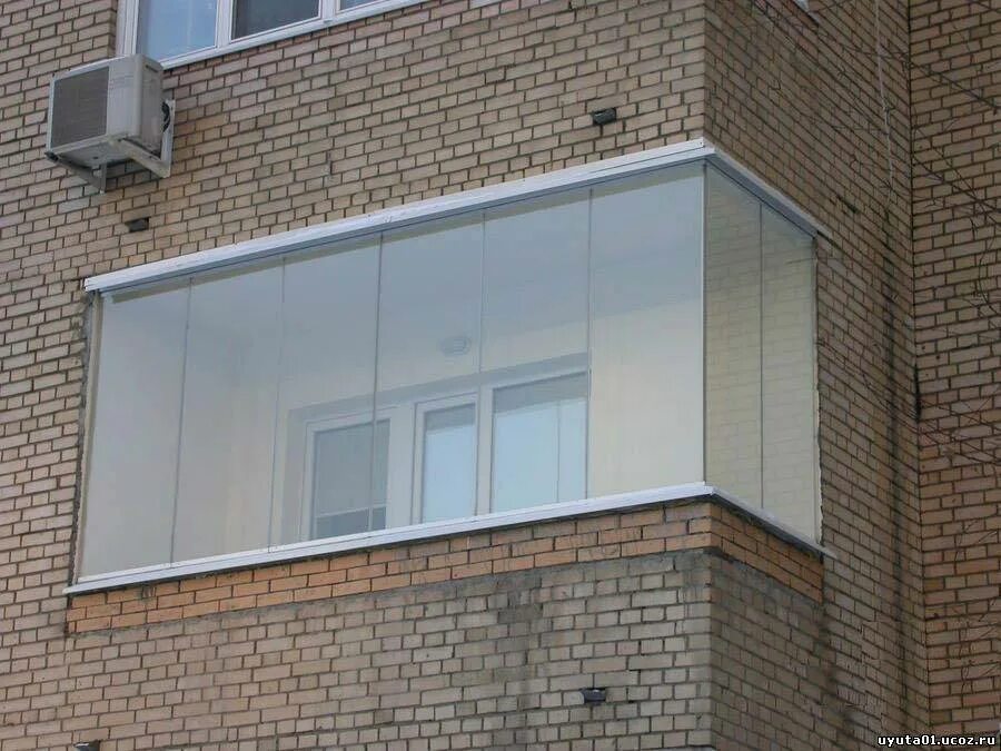 закрыть балкон без остекления. поликарбонат на балконе. текстура застекленного балкона. балкон снаружи. застекленный балкон.