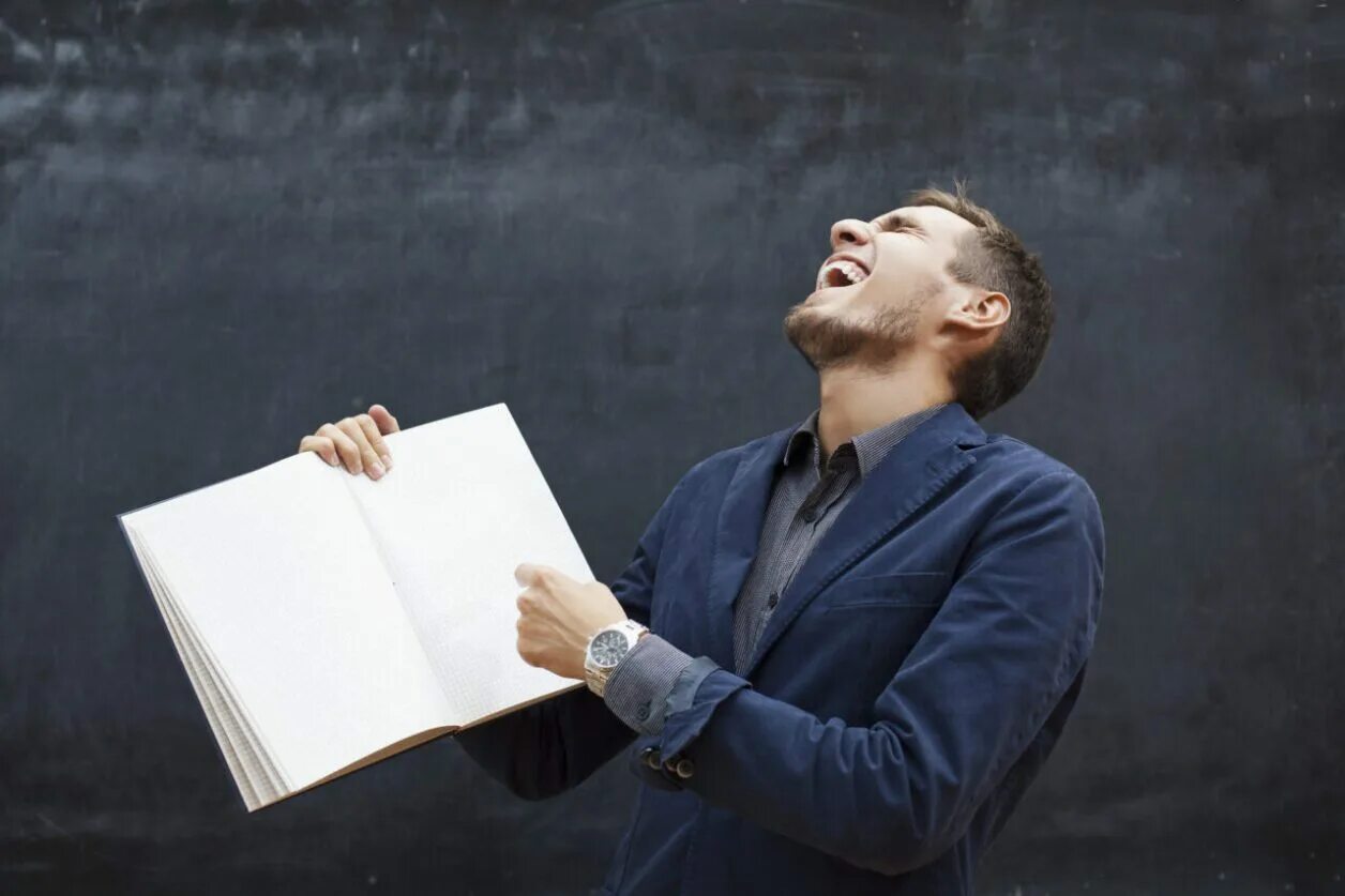 Учитель смеется. Человек торопится. Парень с книгой смеётся. Смеётся над книгой. Удивлен решению