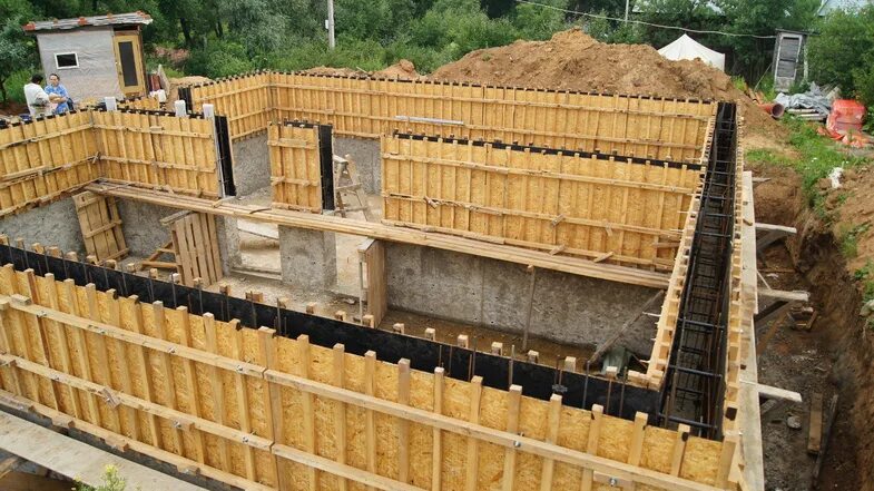 деревянная опалубка для стен. съемная опалубка для ленточного фундамента. внутренняя опалубка брусок. деревянная опалубка для молда. деревянная опалубка для фундамента.