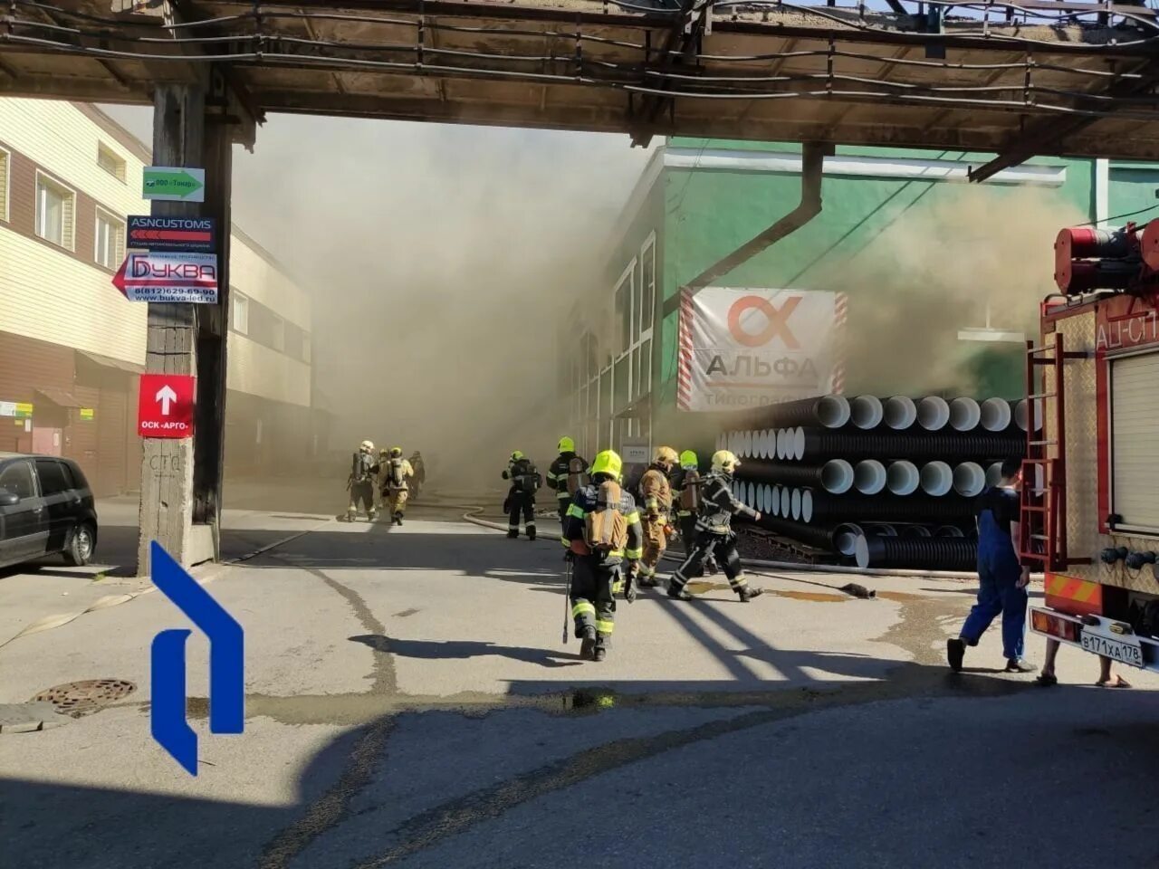 Пожар в типографии. Пожар на звездной СПБ сейчас. Пожар на чугунной. Типография горит.