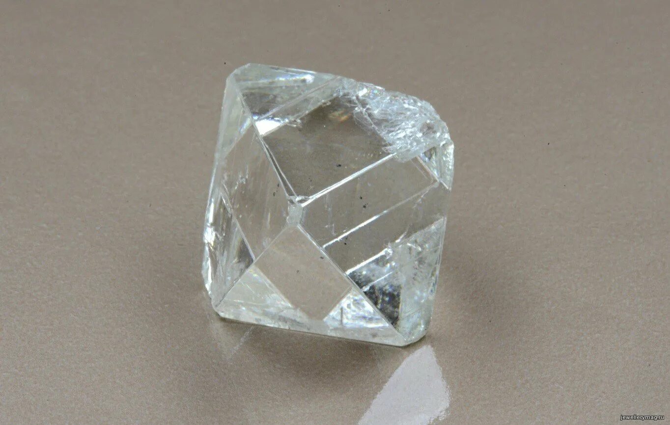 Diamond crystal. Алмаз октаэдр. Река Уойе Алмаз. Алмаз в форме октаэдра. Кристалл алмаза октаэдр.