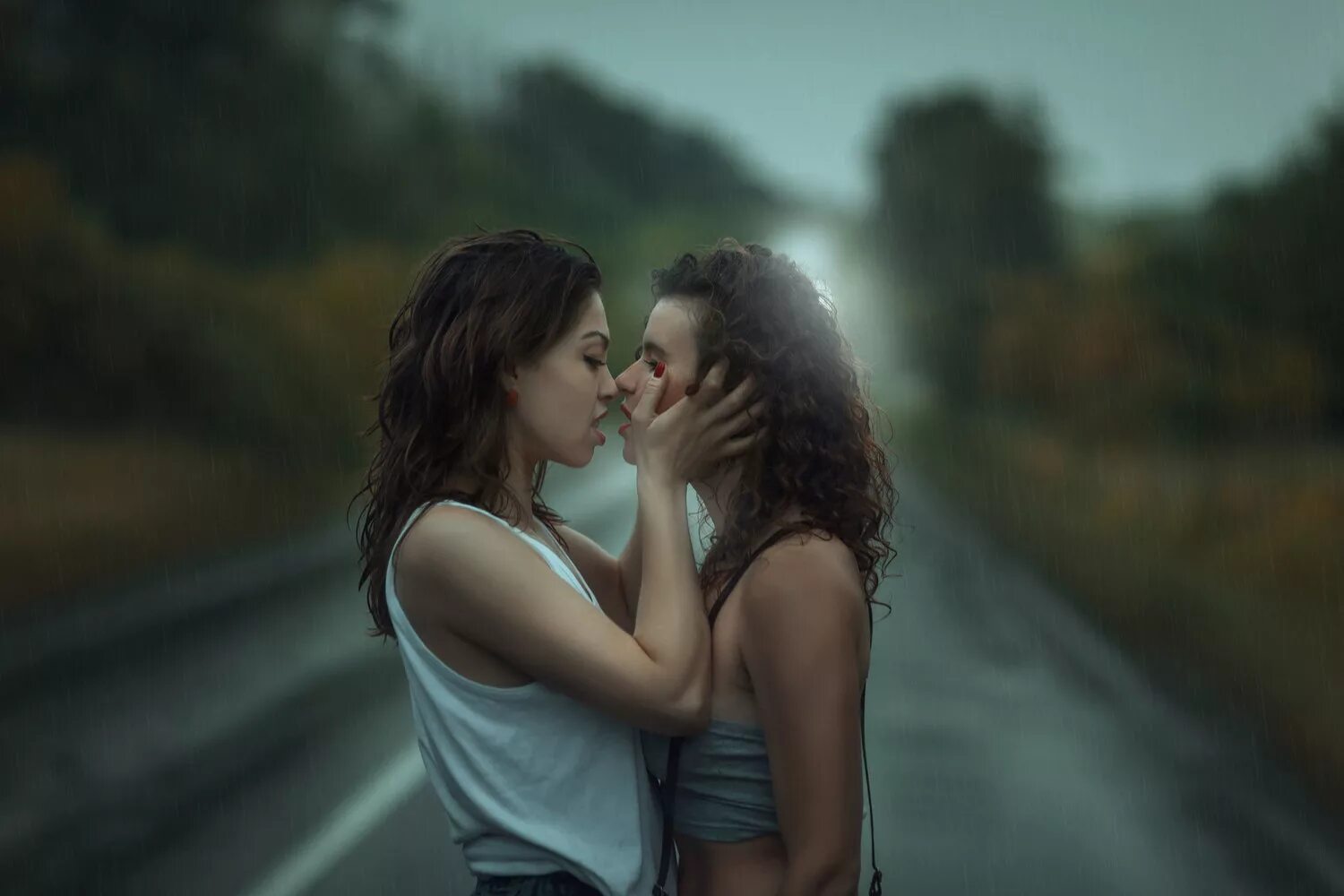 Rain lesbian. Две девушки обнимаются. Поцелуй девушек. Подруги обнимаются. Поцелуй двух девушек.