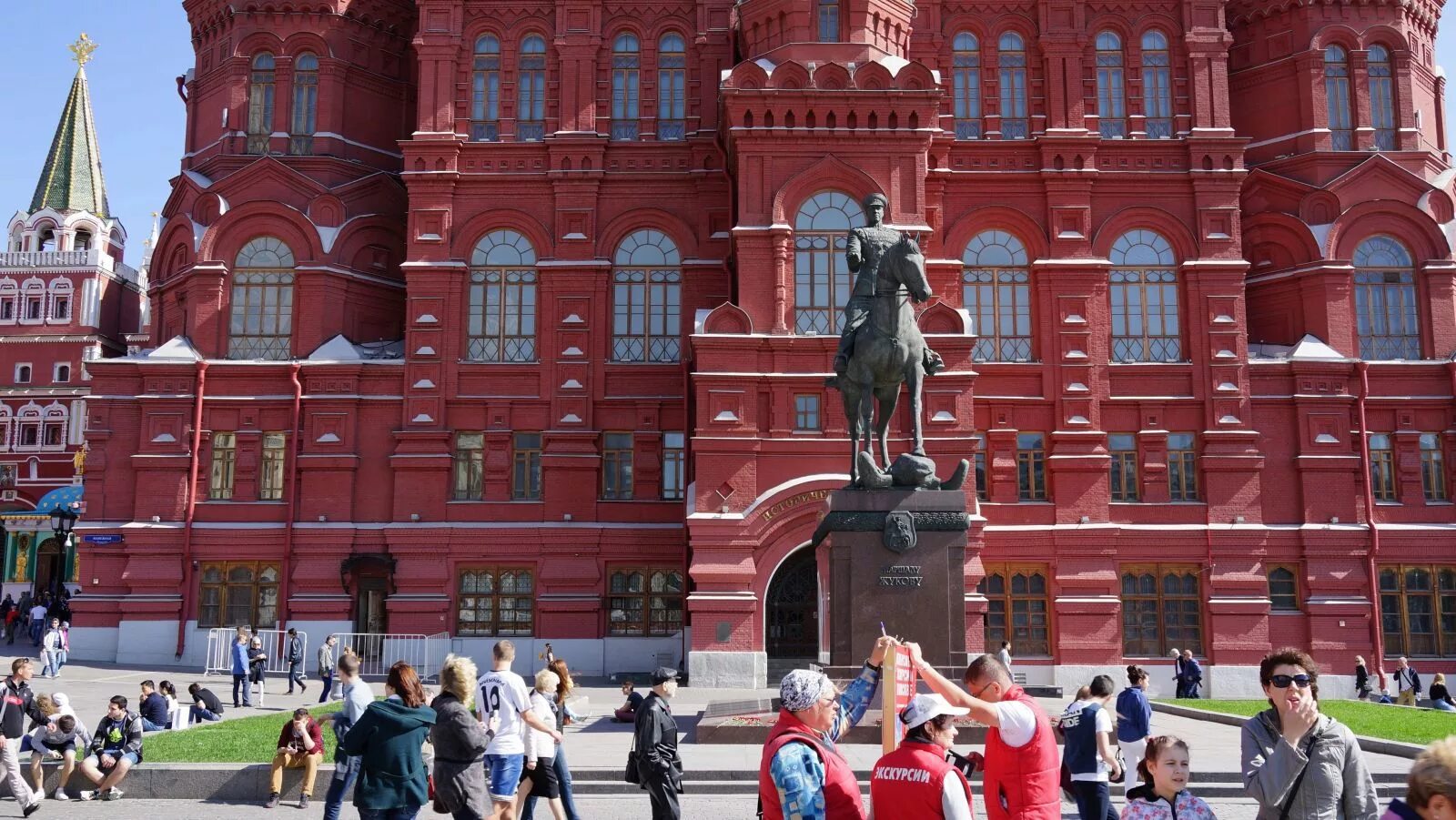 В Москве установили отреставрированный памятник маршалу Жукову - Российская газе