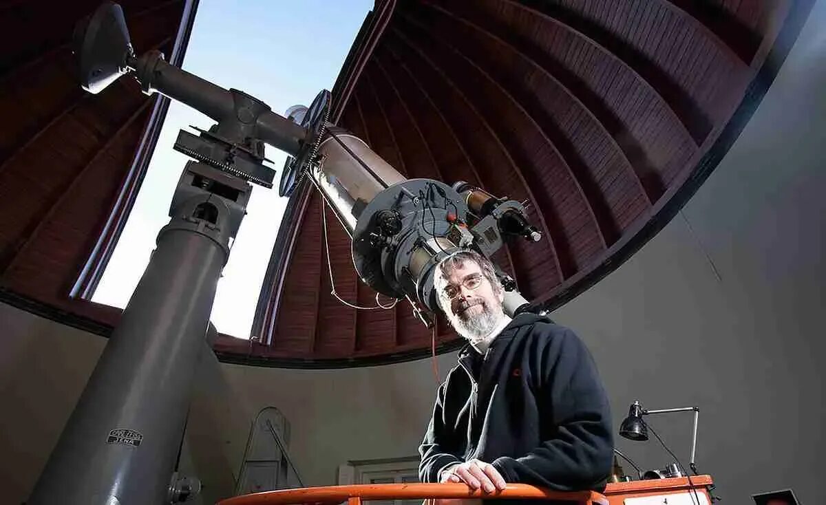 Ночное небо телескоп. Spacehub. Пермский планетарий телескоп. День астрономии открытки. Включай астрономию.