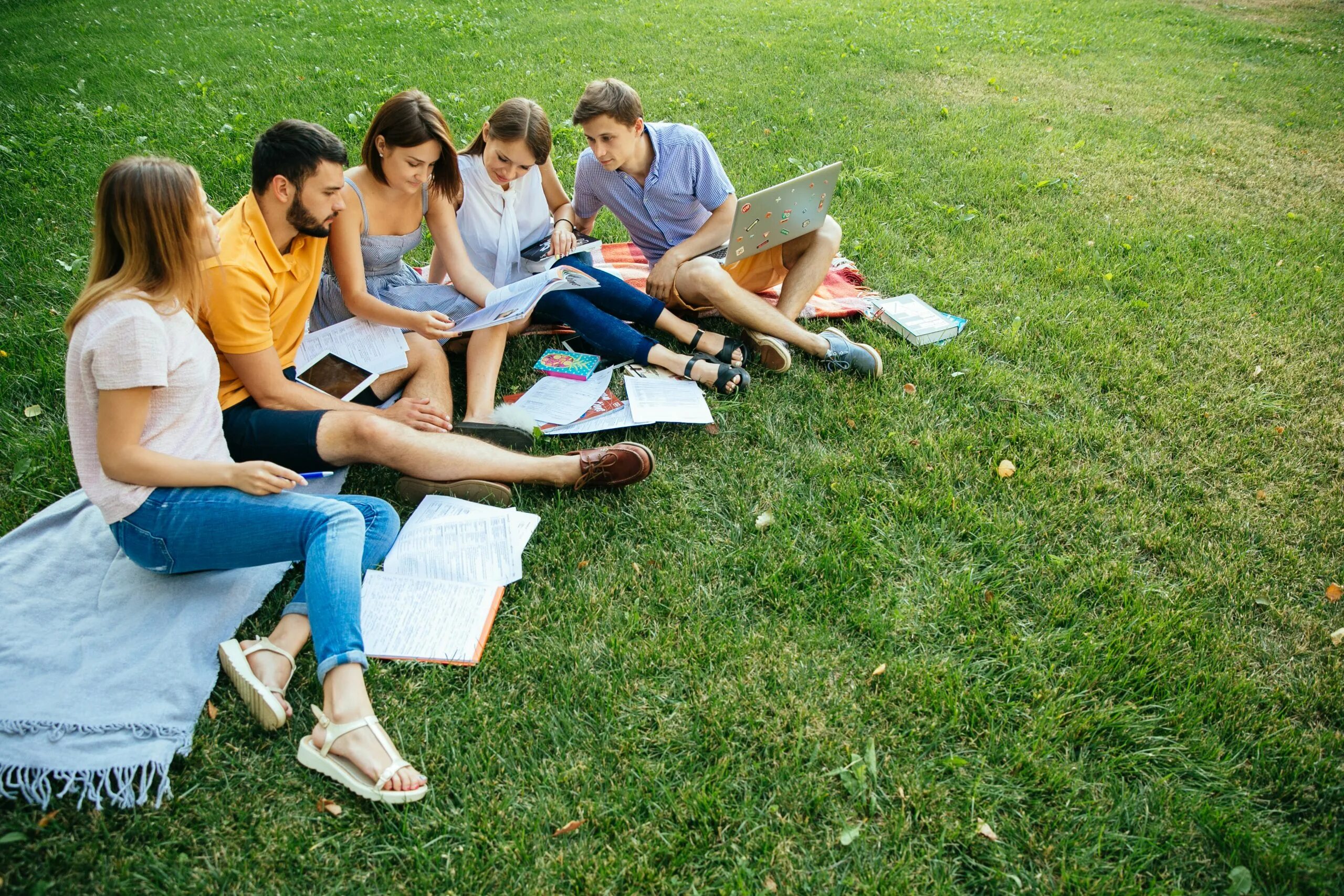 Student park. Группа студентов. Студенты в парке. Веселые студенты. Воспитание студентов.