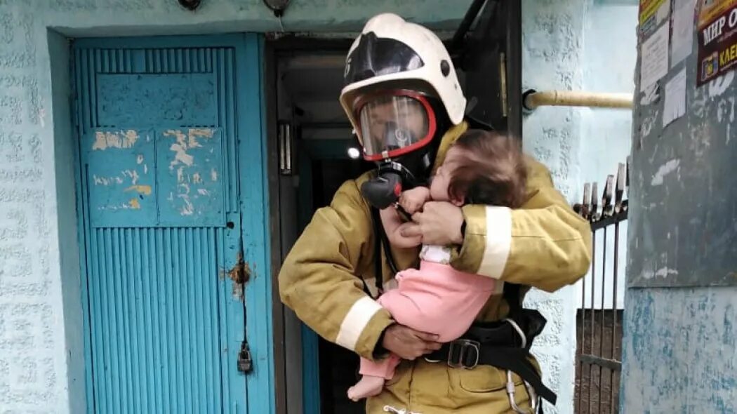Спасатель спас ребенка. Мчс спасает детей. пожарный спасает ребенка. спасение людей из пожара. спасение ребенка на пожаре.