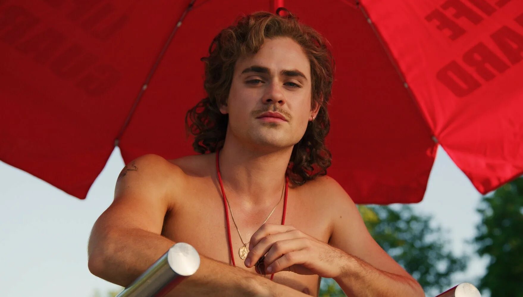 билли харгроув очень странные дела. билли харгроув очень странные дела. очень странные дела 2 сезон билли. странные дела дэйкер монтгомери. билли харгроув курит.