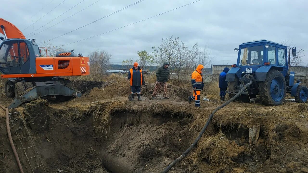 Откачка воды из котлована. Откачка воды из траншеи зимой. Откачка воды с придомовой территории. Техника для откачки воды из котлована. В октябрьском нет воды сегодня почему