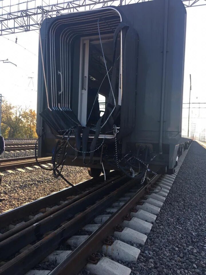 Между вагонами поезда. Соединитель вагонов. Саморасцеп вагонов метро.