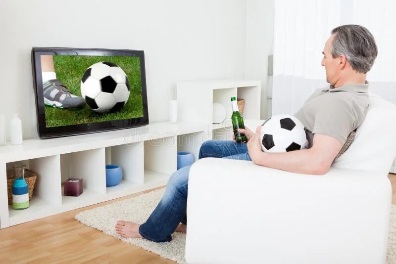 Футбол по телевизору. Мужики футбол телевизор. Дедушка смотрит футбол. Женщина за телевизором футбол.