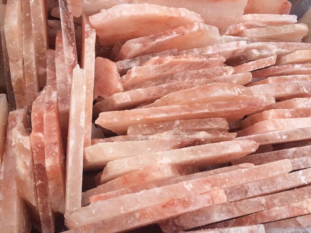 Добыча розовой соли в гималаях. Где добывают гималайскую соль. Соляные шахты хевра. Каменная соль гималаи. Добыча гималайской соли в пакистане.