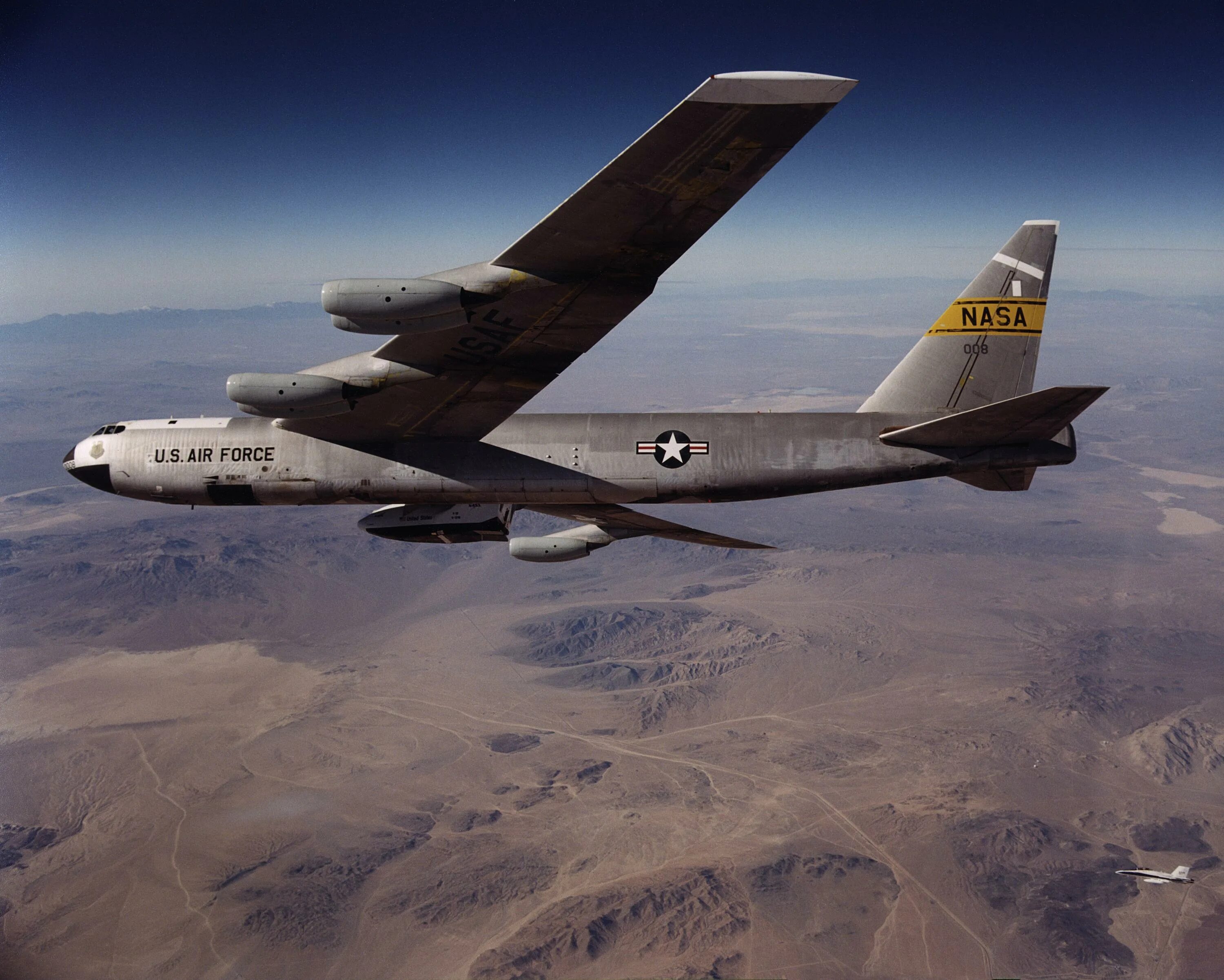 52 a b 2. B52h бомбардировщик. Американский бомбардировщик б-52. B-52h Stratofortress ВВС США. Б-52 бомбардировщик стелс.