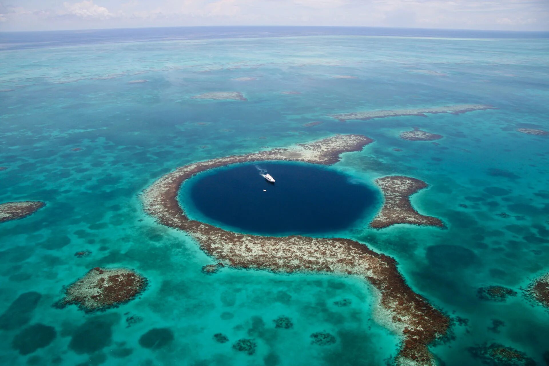 Сами больше море в мире. Большая голубая дыра Белиз Центральная Америка. Национальный парк Блю-Хоул, Белиз. Юкатан полуостров большая голубая дыра. Большая голубая дыра, Лайтхаус-риф.