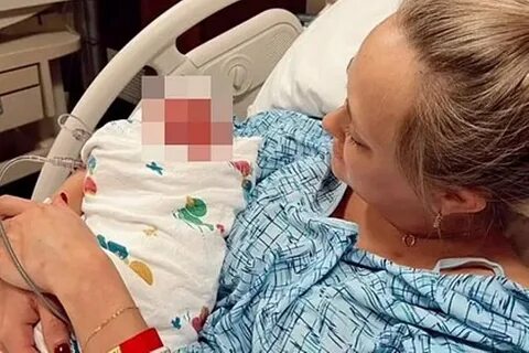 Женщина рожает ребенка в больнице