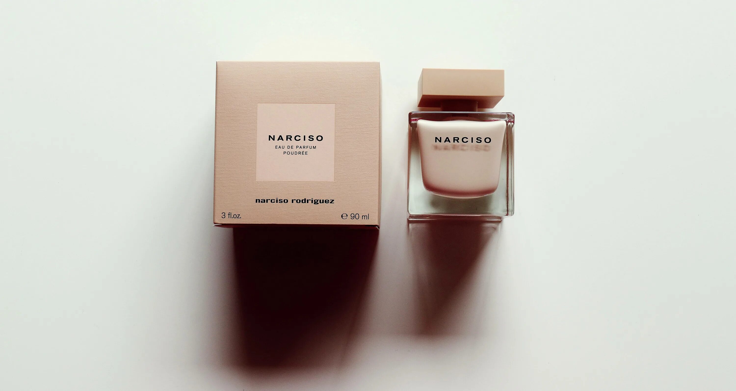 Родригес пудра духи. Narciso Rodriguez Narciso Eau de Parfum Poudree. Нарциссо Родригес пудровые. Narciso Poudree от Narciso Rodriguez. Narciso Rodriguez Crystal 2022.