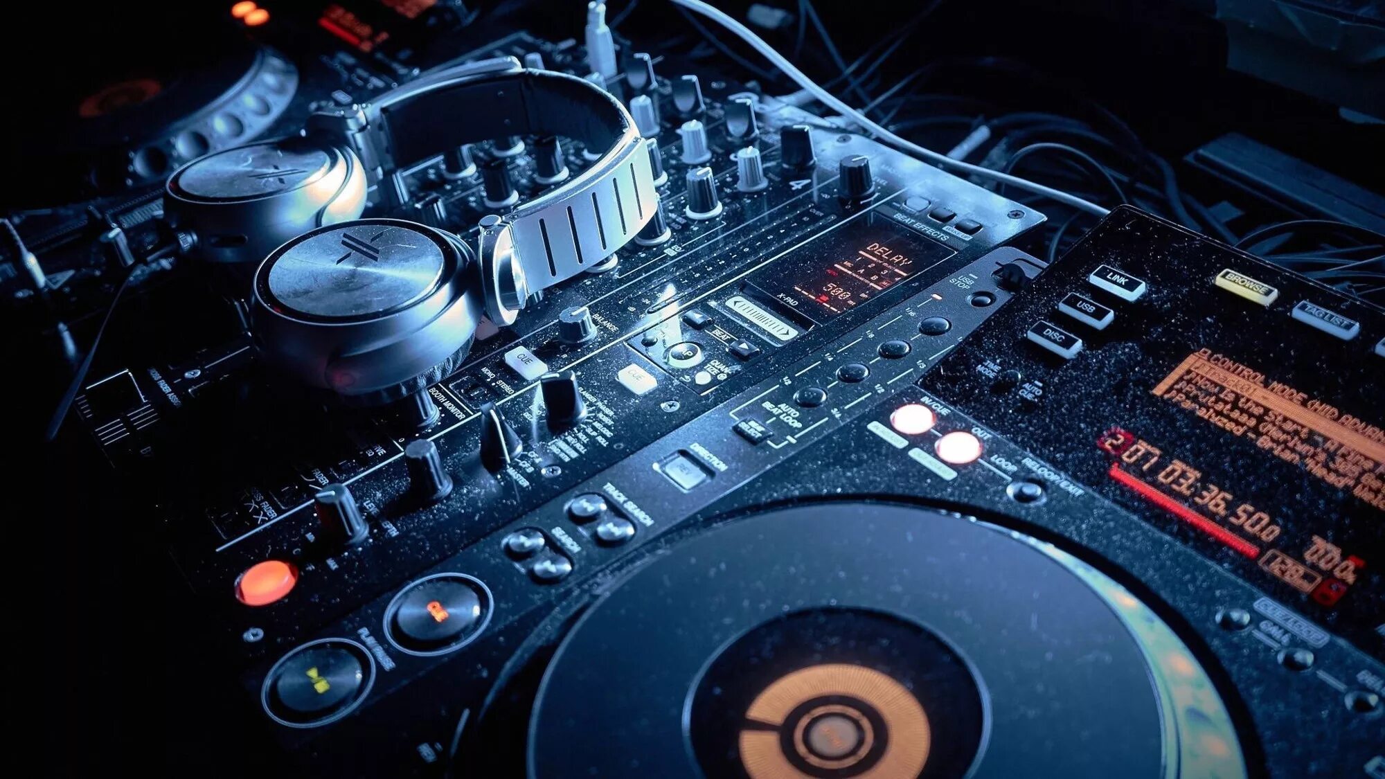Dj tema. Dj tema. Диджейский пульт. Музыка неон. Обложка для музыки.