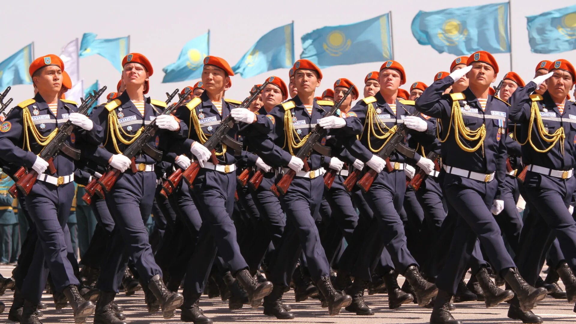 День победы 7 мая. Парад 9 мая в Казахстане в 2021. Парад в Казахстане 9 мая. 7 Мая праздник в Казахстане. Казахстанский военный на параде.