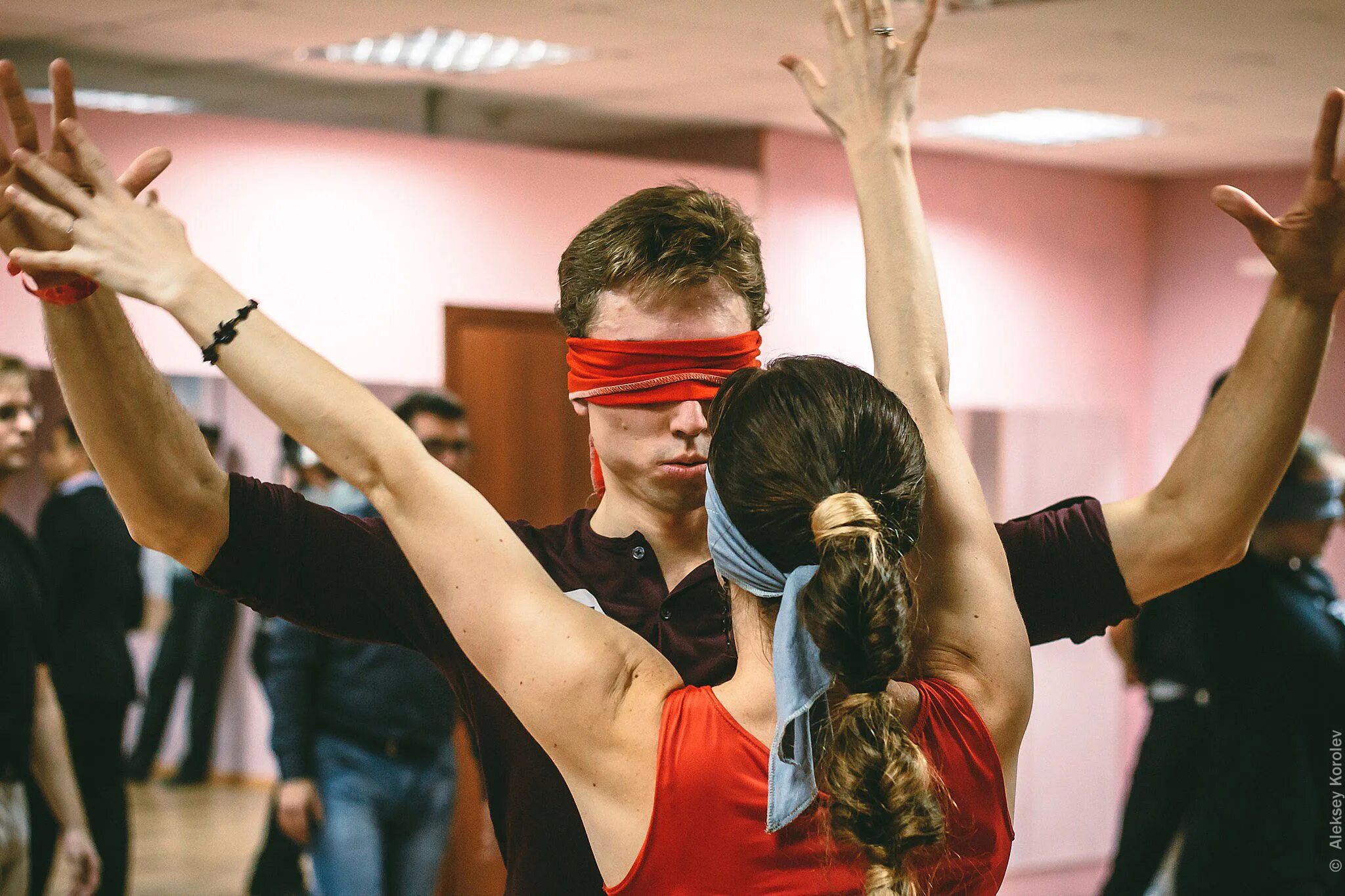 страсть повязка на глазах. девушка с повязкой на глазах. мужчина с повязкой на глазах. пятьдесят оттенков серого (2015). мужчина с повязкой на глазах.