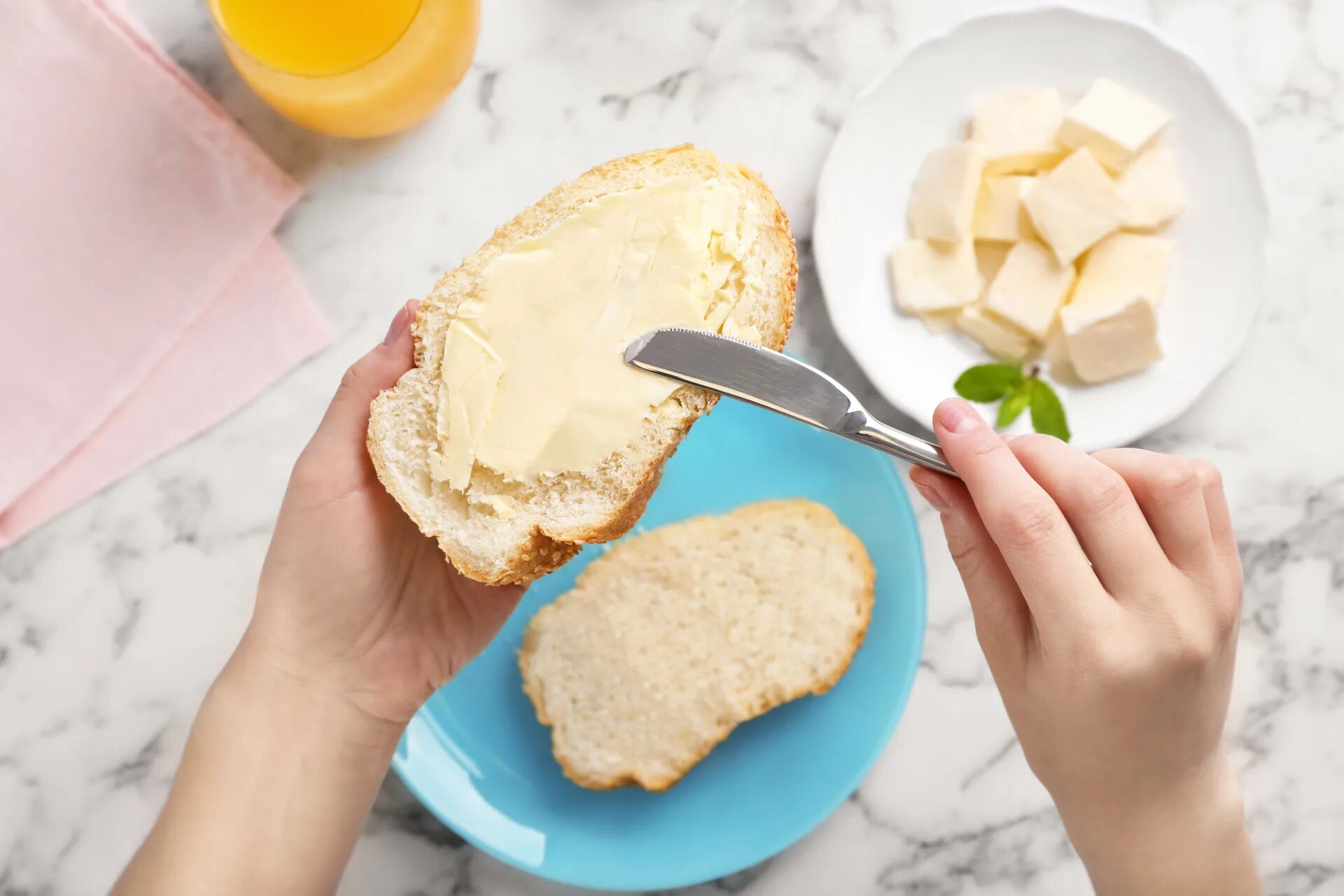 Кусочек сливочного масла. Spread Butter on Bread. Butter on Table. Над хлебом с маслом сыр страчателла.