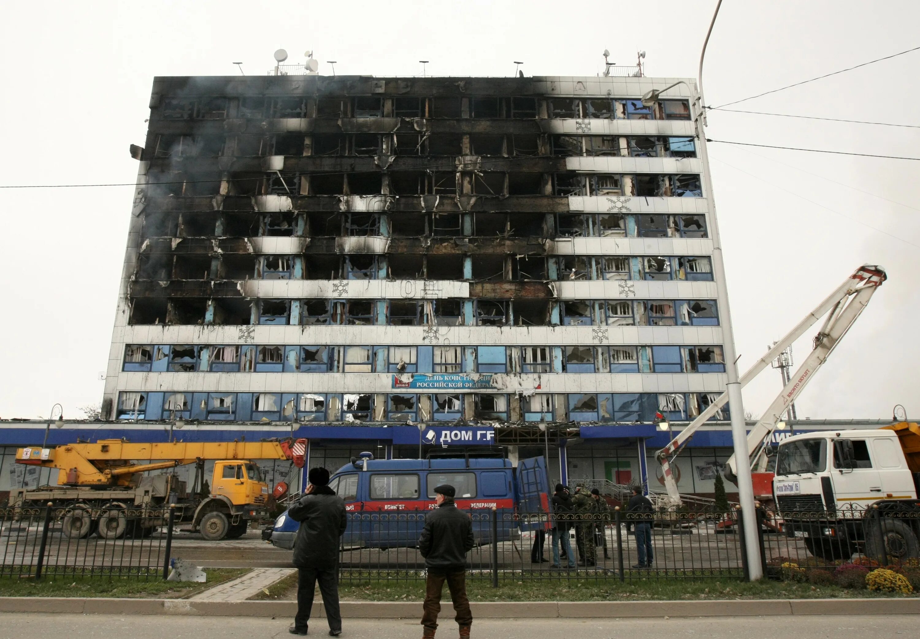 Нападение 2014. Дом печати Грозный 2014. Нападение боевиков на Грозный 2014. 2014 4 Декабря нападение боевиков на Грозный.