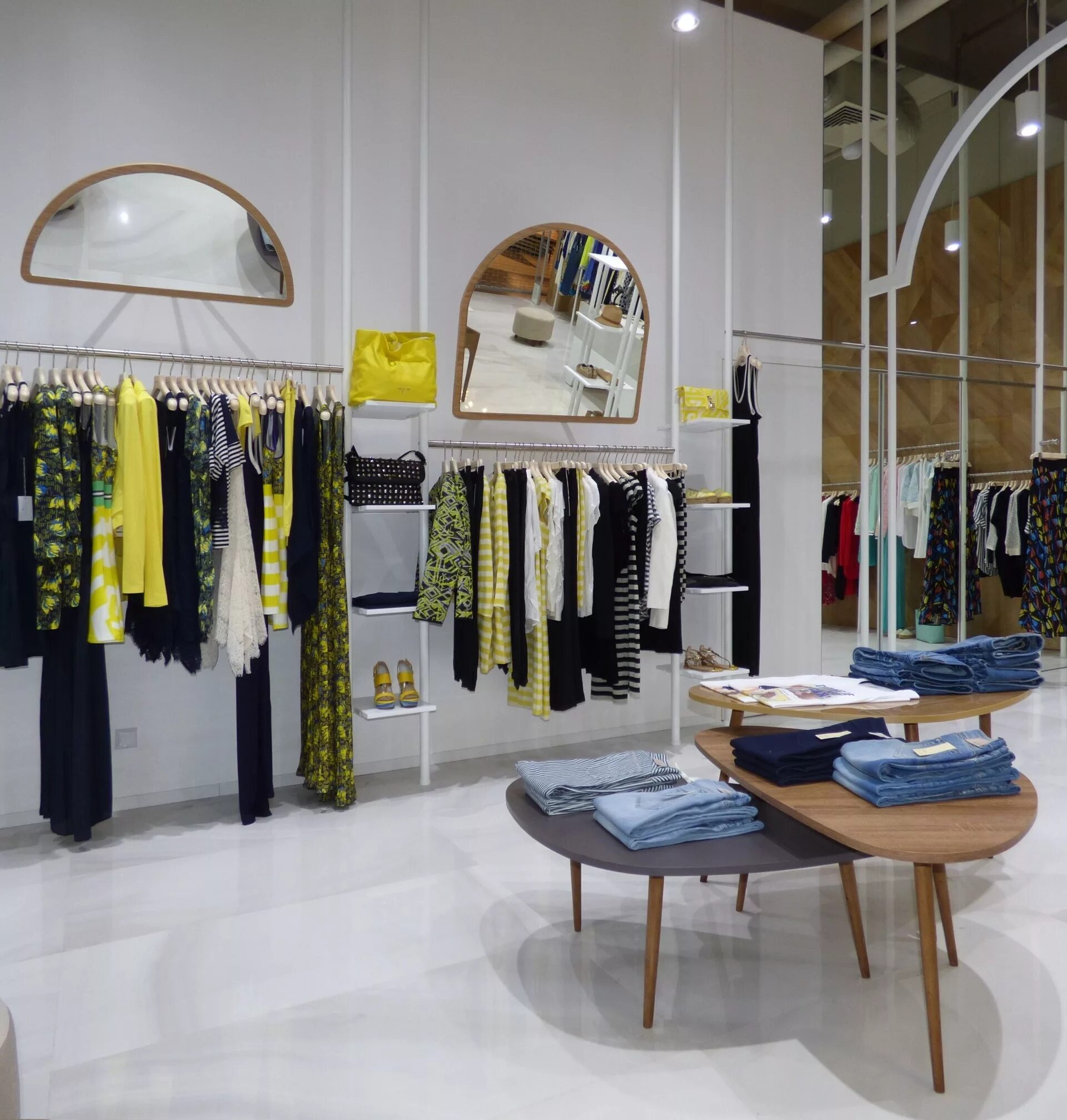 Модный бутик. Адрес магазинов женской одежды. Интерьер бутика женской одежды. Интерьер магазина верхней одежды. Бутик одежды.